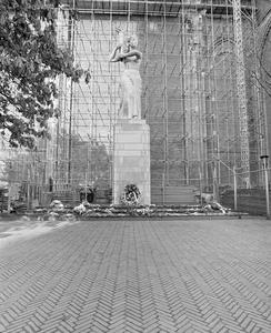 55935 Gezicht op het Verzetsmonument (Domplein) te Utrecht, met op de achtergrond een gedeelte van de westelijke gevel ...